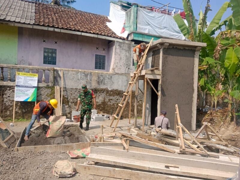 BABINSA KORAMIL 2206/PARAKANSALAK GOTONG ROYONG BERSAMA WARGA MEMBUAT SUMUR BOR 1 BABINSA KORAMIL 2206/PARAKANSALAK GOTONG ROYONG BERSAMA WARGA MEMBUAT SUMUR BOR