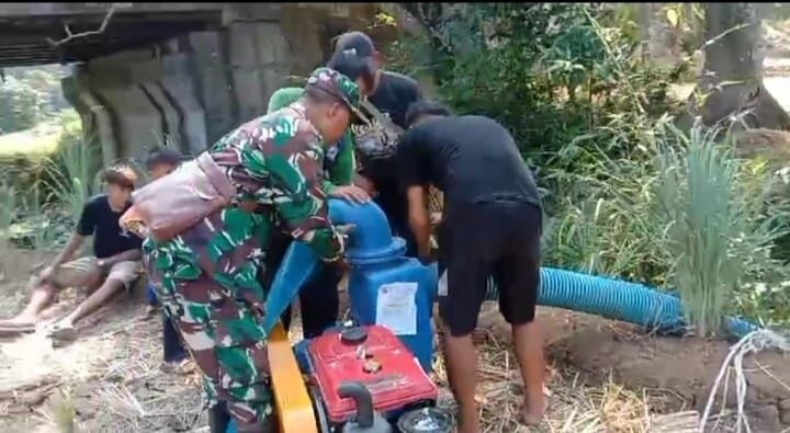 BABINSA KORAMIL 2215/CIEMAS DAMPINGI PERBAIKAN POMPA PENGAIRAN SAWAH UNTUK DUKUNG KETAHANAN PANGAN 1 BABINSA KORAMIL 2215/CIEMAS DAMPINGI PERBAIKAN POMPA PENGAIRAN SAWAH UNTUK DUKUNG KETAHANAN PANGAN