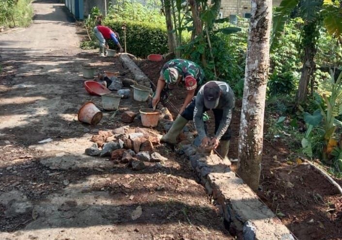 Babinsa Koramil 2206/Parakansalak Bersama Warga Laksanakan Karya Bakti Perbaikan Parit di Desa Sukatani 1 Babinsa Koramil 2206/Parakansalak Bersama Warga Laksanakan Karya Bakti Perbaikan Parit di Desa Sukatani