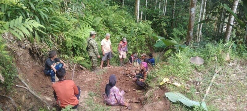 Babinsa Koramil 2201/Cisolok Bersama Warga Laksanakan Bakti Pembersihan Jalan di Desa Gunung Keramat 1 Babinsa Koramil 2201/Cisolok Bersama Warga Laksanakan Bakti Pembersihan Jalan di Desa Gunung Keramat