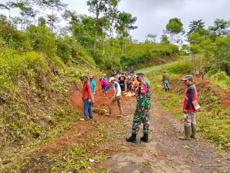 Babinsa Koramil 2214/Surade Bersama Warga Laksanakan Karya Bakti Pembersihan Lingkungan di Desa Mekarmukti 1 Babinsa Koramil 2214/Surade Bersama Warga Laksanakan Karya Bakti Pembersihan Lingkungan di Desa Mekarmukti