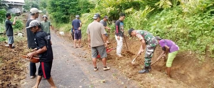 Babinsa Koramil 2213/Jampangkulon Bersama Warga Laksanakan Bakti Bersih di Desa Mekarjaya 1 Babinsa Koramil 2213/Jampangkulon Bersama Warga Laksanakan Bakti Bersih di Desa Mekarjaya