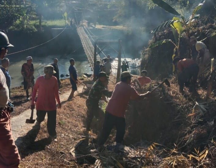 Babinsa Koramil 2208/Nyalindung Bersama Warga Laksanakan Bakti Pelebaran Jalan Lingkungan di Desa Buniwangi 1 Babinsa Koramil 2208/Nyalindung Bersama Warga Laksanakan Bakti Pelebaran Jalan Lingkungan di Desa Buniwangi