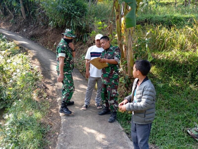 Babinsa Koramil 2208/Nyalindung Laksanakan Pengukuran Jembatan Penghubung Antar Desa di Bojongkalong 1 Babinsa Koramil 2208/Nyalindung Laksanakan Pengukuran Jembatan Penghubung Antar Desa di Bojongkalong