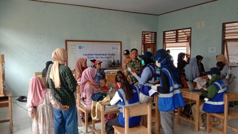 BABINSA KORAMIL 2202/PALABUHANRATU PANTAU PELAYANAN KESEHATAN GRATIS BAGI IBU DAN BAYI DI DESA MEKAR ASIH 1 BABINSA KORAMIL 2202/PALABUHANRATU PANTAU PELAYANAN KESEHATAN GRATIS BAGI IBU DAN BAYI DI DESA MEKAR ASIH