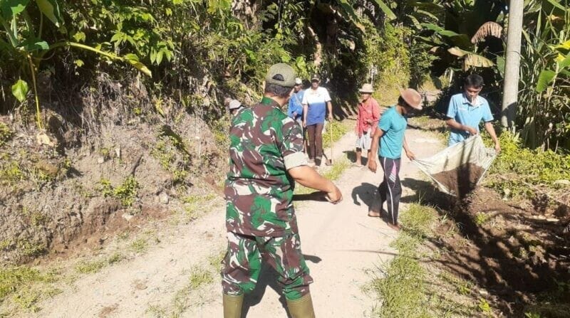 Babinsa Koramil 2211/Sagaranten Bersama Warga Laksanakan Karya Bakti Perbaikan Jalan di Desa Cibarebeg 1 Babinsa Koramil 2211/Sagaranten Bersama Warga Laksanakan Karya Bakti Perbaikan Jalan di Desa Cibarebeg