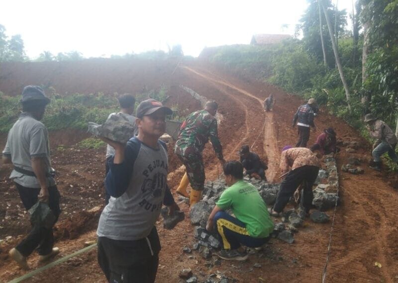 BABINSA KORAMIL 2209/LENGKONG BERSAMA WARGA LAKSANAKAN KARYA BAKTI PERKERASAN JALAN 1 BABINSA KORAMIL 2209/LENGKONG BERSAMA WARGA LAKSANAKAN KARYA BAKTI PERKERASAN JALAN