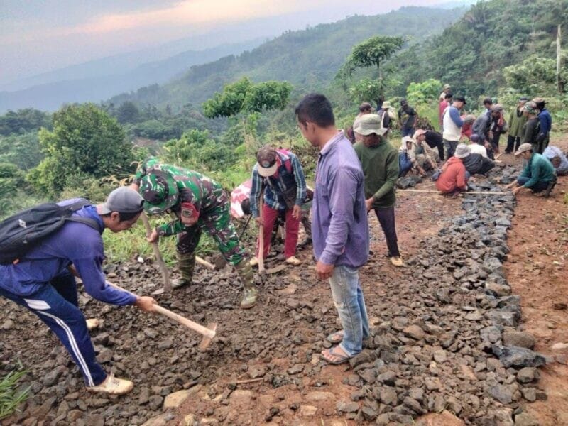 BABINSA KORAMIL 2207/JAMPANGTENGAH BERSAMA WARGA LAKSANAKAN KARYA BAKTI PENGERASAN JALAN DESA 1 BABINSA KORAMIL 2207/JAMPANGTENGAH BERSAMA WARGA LAKSANAKAN KARYA BAKTI PENGERASAN JALAN DESA