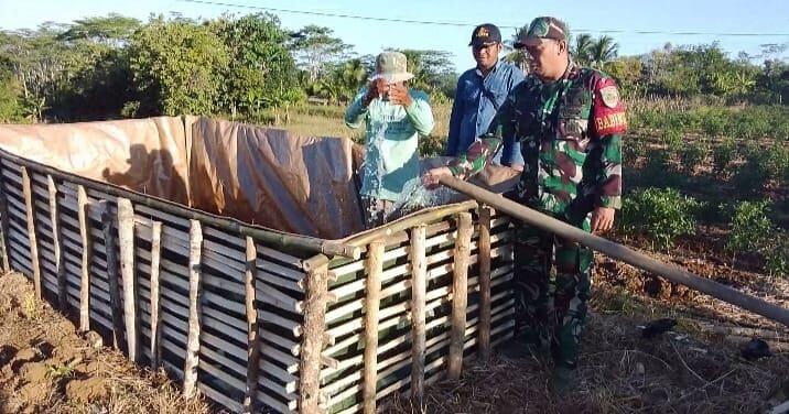 Babinsa Koramil 2215/Ciemas Dampingi Pembuatan Bak Penampungan Air untuk Dukung Ketahanan Pangan 1 Babinsa Koramil 2215/Ciemas Dampingi Pembuatan Bak Penampungan Air untuk Dukung Ketahanan Pangan