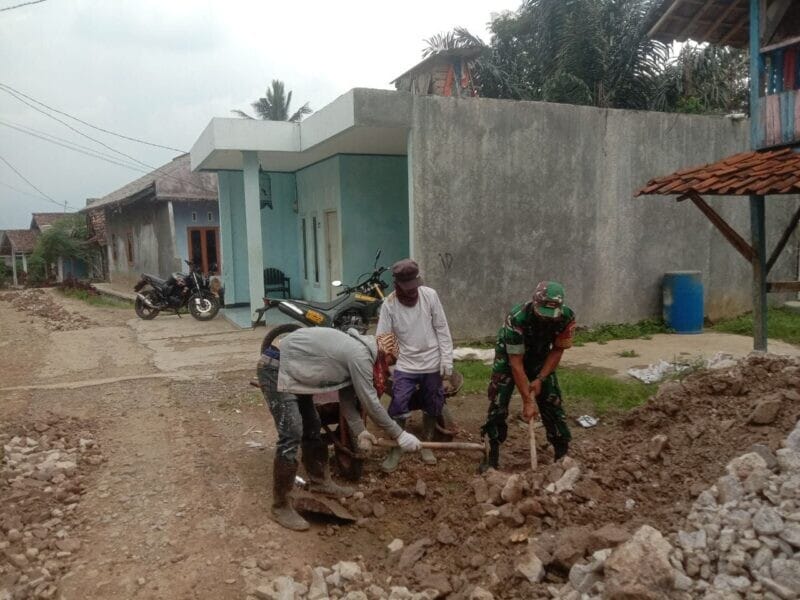 Babinsa Gunung Endut Bersama Warga Laksanakan Bakti Pemeliharaan dan Pembersihan Jalan Kampung 11