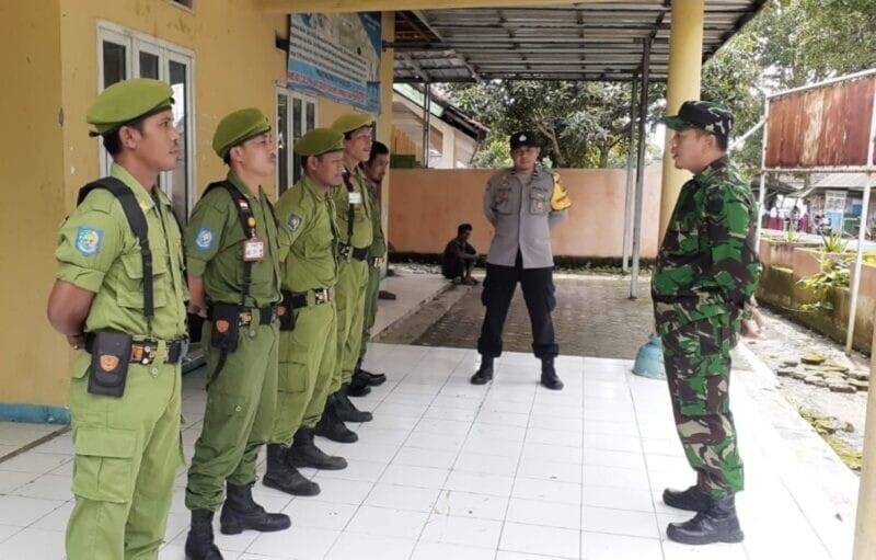 BABINSA DAN BHABINKAMTIBMAS TEGALBULEUD BERIKAN WASBANG DAN PELATIHAN PBB KEPADA ANGGOTA LINMAS 1 BABINSA DAN BHABINKAMTIBMAS TEGALBULEUD BERIKAN WASBANG DAN PELATIHAN PBB KEPADA ANGGOTA LINMAS