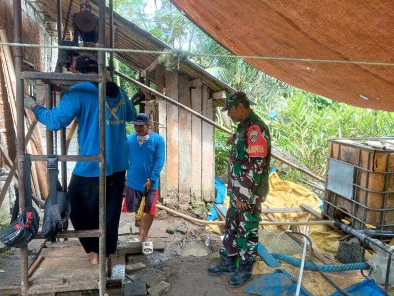 Babinsa Koramil 2212/Tegalbuleud Bersama Warga Laksanakan Karya Bakti Pembuatan Bak Sumur Bor 9