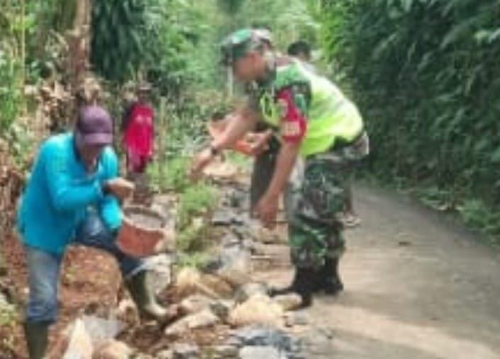 Babinsa Koramil 2206/Parakansalak Bersama Warga Laksanakan Karya Bakti Perbaikan Parit di Desa Sukatani 10