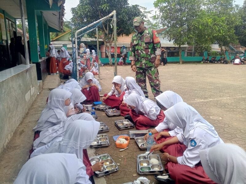 BABINSA KORAMIL 2211/SAGARANTEN LAKSANAKAN PENDAMPINGAN PROGRAM MAKAN BERGIZI GRATIS DI DESA SINDANGRAJA 1 BABINSA KORAMIL 2211/SAGARANTEN LAKSANAKAN PENDAMPINGAN PROGRAM MAKAN BERGIZI GRATIS DI DESA SINDANGRAJA