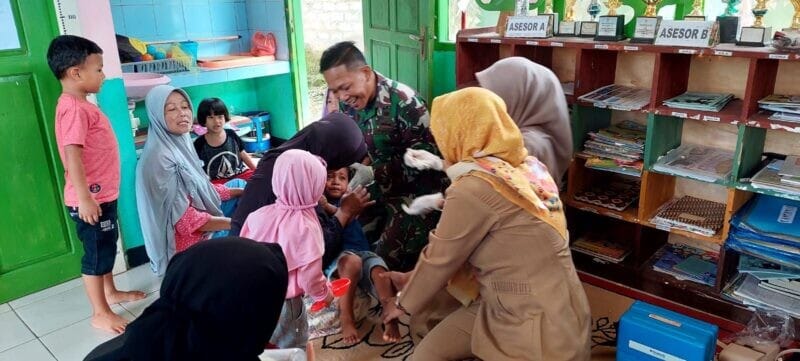 Babinsa Koramil 2214/Surade Dampingi Kegiatan Posyandu Mawar 2 di Desa Ciracap 7