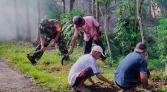 Babinsa Koramil 2202/Palabuhanratu Laksanakan Karya Bakti Pembersihan Jalan di Kelurahan Palabuhanratu 8