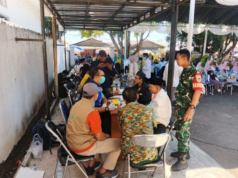 Babinsa Koramil 2208/Nyalindung Dampingi Kegiatan Pengobatan Massal Gratis di Kecamatan Nyalindung 1 Babinsa Koramil 2208/Nyalindung Dampingi Kegiatan Pengobatan Massal Gratis di Kecamatan Nyalindung