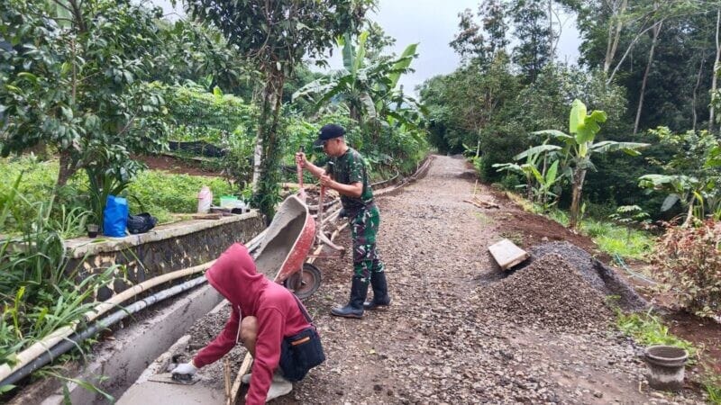 BABINSA KORAMIL 2208/NYALINDUNG LAKSANAKAN BAKTI PEMELIHARAAN JALAN LINGKUNGAN DI DESA MEKARSARI 7