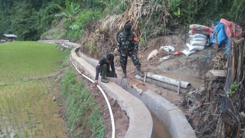 Babinsa Koramil 2201/Cisolok Cek Jalur Pipanisasi di Desa Gunung Keramat 5