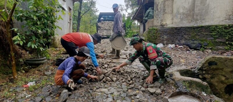 Babinsa Koramil 2201/Cisolok Bersama Warga Laksanakan Bakti Pengaspalan Jalan di Desa Caringin 6