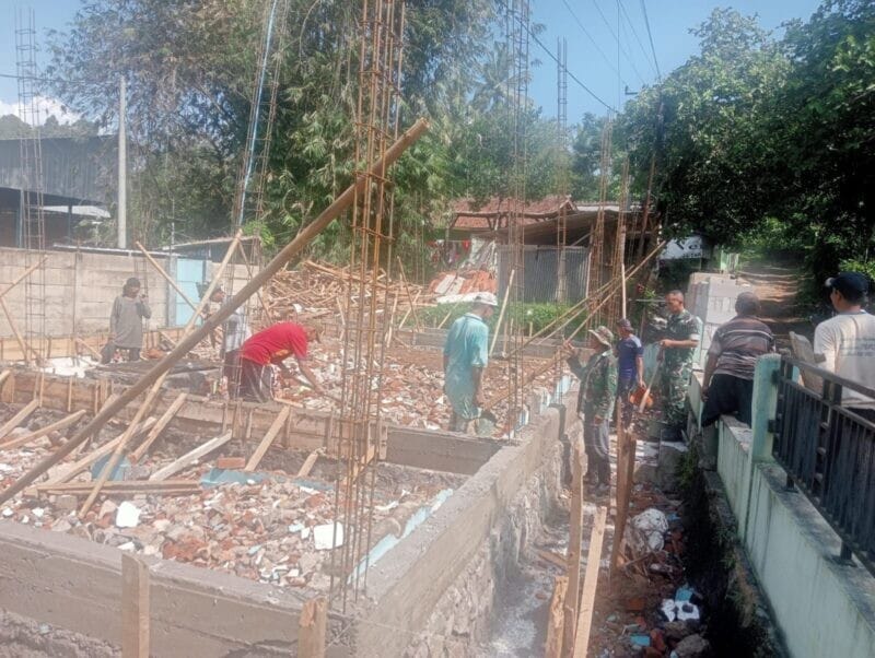 Babinsa Koramil 2213/Jampangkulon Bersama Warga Laksanakan Bakti di Desa Sekarsari 5