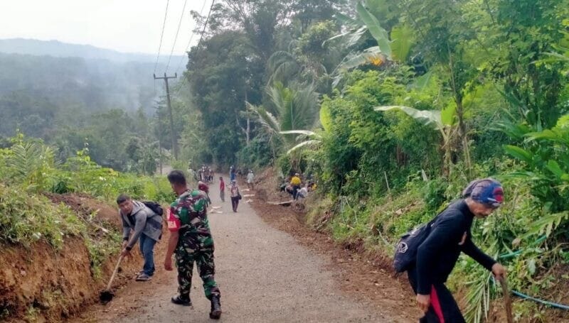 Babinsa Sirnamekar Bersama Warga Laksanakan Karya Bakti Pembenahan Jalan di Kampung Puncaknangka 4