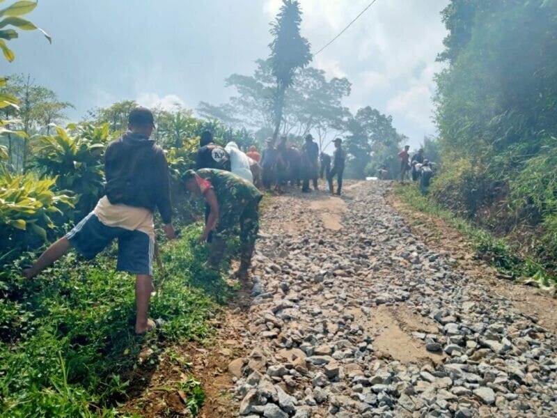 Babinsa Koramil 2207/Jampangtengah Bersama Warga Laksanakan Karya Bakti Bersihkan Lingkungan Desa 3