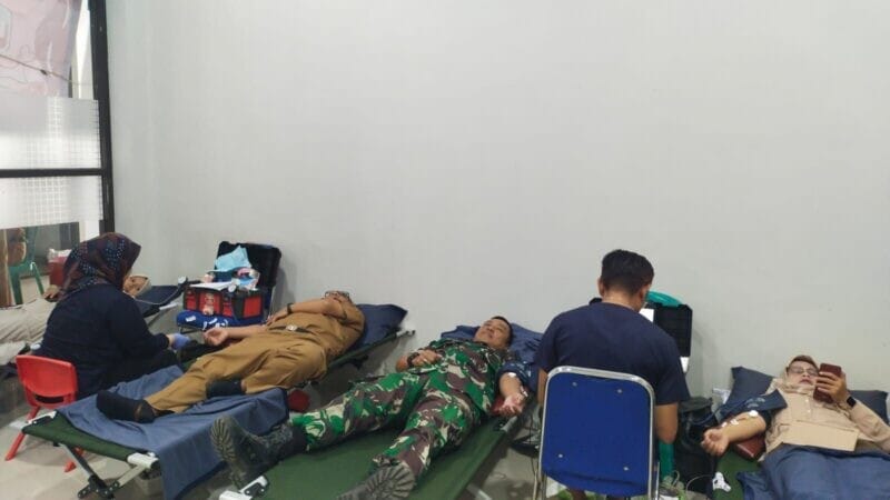 BATI KOMSOS KORAMIL 2206/PARAKANSALAK IKUTI PROGRAM DONOR DARAH DI KANTOR KECAMATAN PARAKANSALAK 1 BATI KOMSOS KORAMIL 2206/PARAKANSALAK IKUTI PROGRAM DONOR DARAH DI KANTOR KECAMATAN PARAKANSALAK