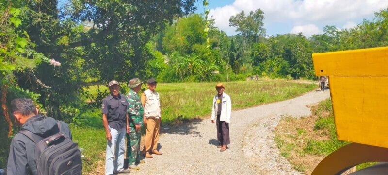 Babinsa Koramil 2211/Sagaranten Bersama Warga Laksanakan Karya Bakti Perbaikan Jalan Desa 2