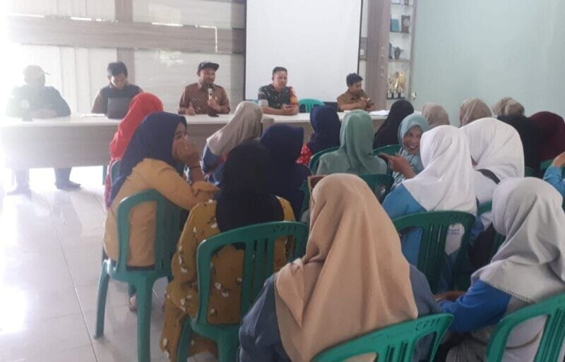 BABINSA KORAMIL 2205/KALAPANUNGGAL DAMPINGI PEMILIHAN KETUA RT DI DESA PULOSARI 1 BABINSA KORAMIL 2205/KALAPANUNGGAL DAMPINGI PEMILIHAN KETUA RT DI DESA PULOSARI
