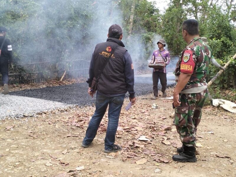 Babinsa Koramil 2215/Ciemas Bersama Warga Laksanakan Bakti Pengaspalan Jalan di Desa Tamanjaya 1