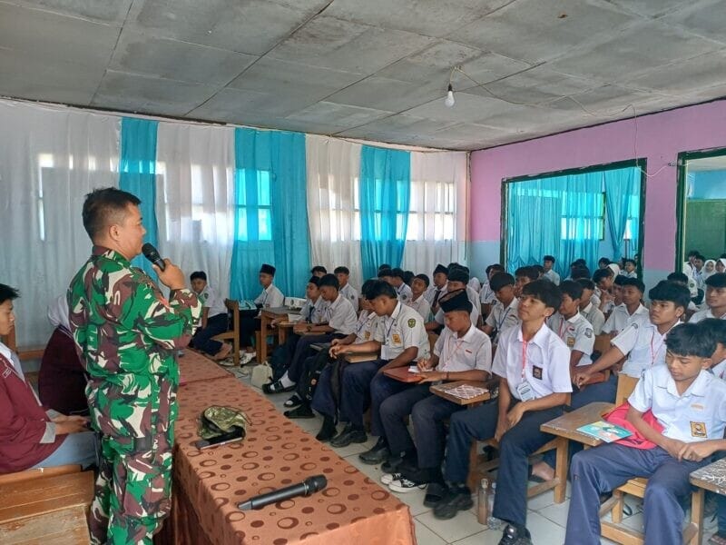 Babinsa Koramil 2214/Surade Tanamkan Wawasan Kebangsaan kepada Siswa Baru MA Al Bisyriyah 8