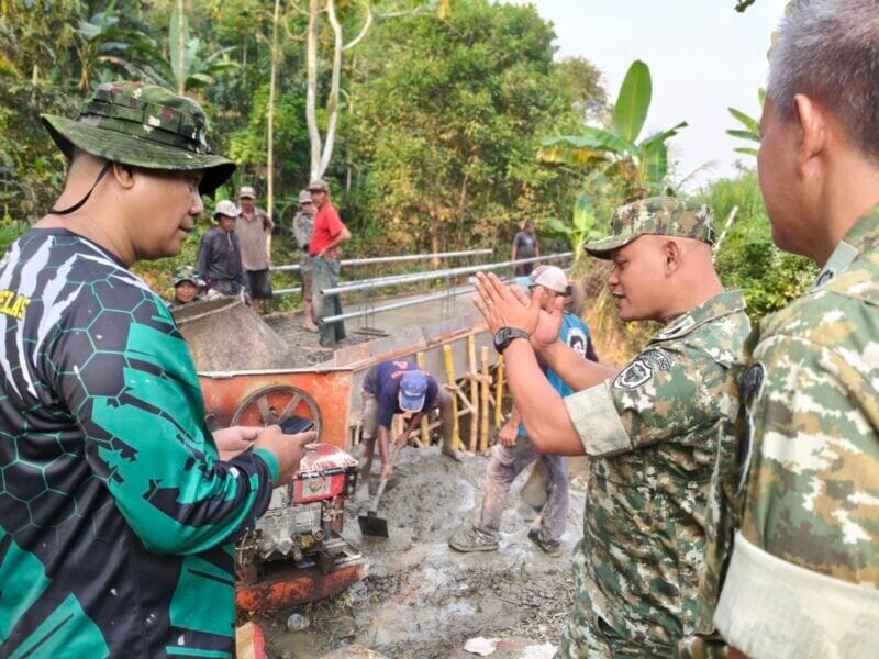 Dandim 0622/Kabupaten Sukabumi Tinjau Pembangunan Jembatan Perintis Garuda di Desa Cicareuh 1