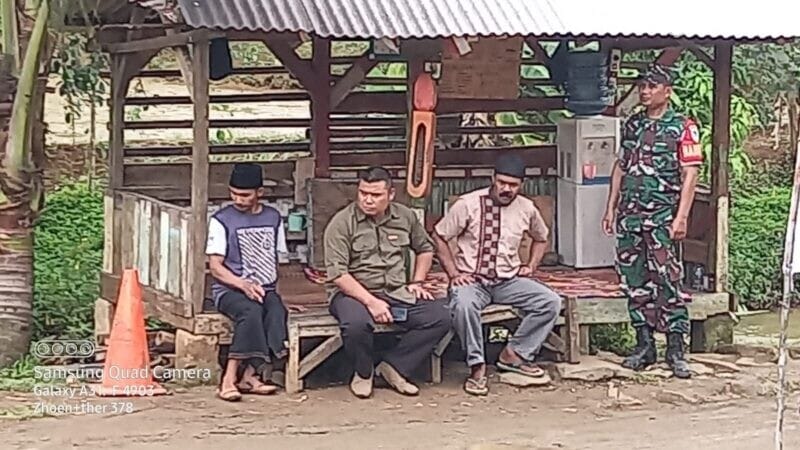 BABINSA KORAMIL 2213/JAMPANGKULON LAKSANAKAN KOMSOS BERSAMA WARGA DESA BOJONG 6