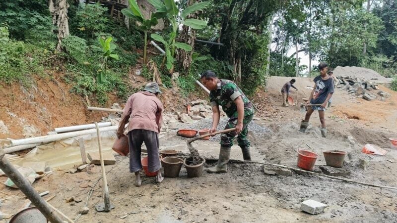 BABINSA KORAMIL 2213/JAMPANGKULON LAKSANAKAN BAKTI BERSAMA WARGA DI DESA CIKARANG