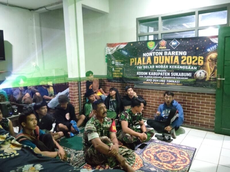 Babinsa Koramil 2214/Surade Gelar Nobar Piala Dunia Bersama Warga 7
