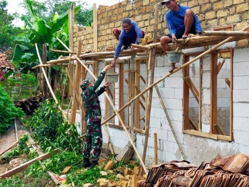 Babinsa Koramil 2214/Surade Laksanakan Karya Bakti Pembangunan Madrasah Al Fatonah Bersama Warga 11