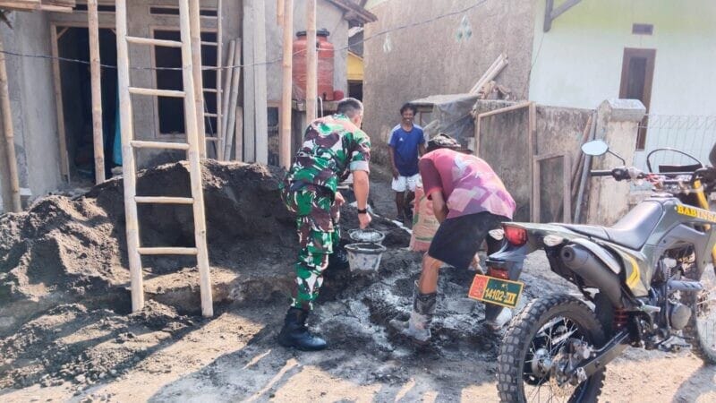 BABINSA KORAMIL 2208/NYALINDUNG GOTONG ROYONG MEMBANTU PEMBANGUNAN RUMAH WARGA DI DESA NEGLASARI 10