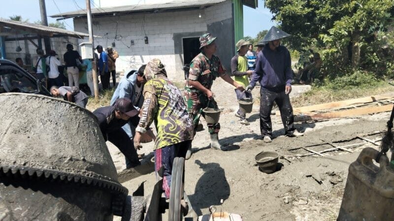 BABINSA KORAMIL 2212/TEGALBULEUD BERSAMA WARGA LAKSANAKAN KARYA BAKTI PENGECORAN JALAN DI DESA SUMBERJAYA 9