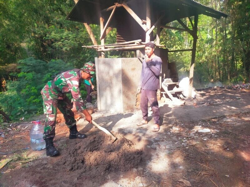 Babinsa Koramil 2211/Sagaranten Bersama Warga Laksanakan Karya Bakti Perbaikan Tempat Pembakaran Sampah 8