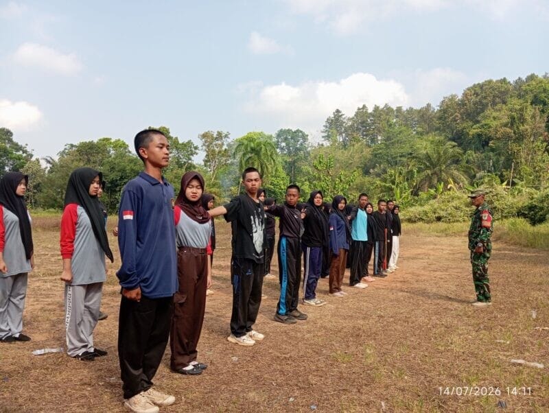 BABINSA KORAMIL 2211/SAGARANTEN DAMPINGI PELATIHAN CALON PASKIBRAKA DI KECAMATAN CIDADAP 4