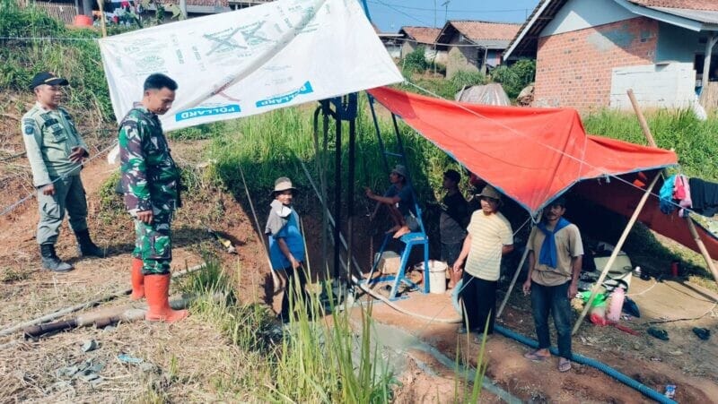 Babinsa Koramil 2209/Lengkong Dampingi Pembangunan Sumur Bor di Desa Langkapjaya 6