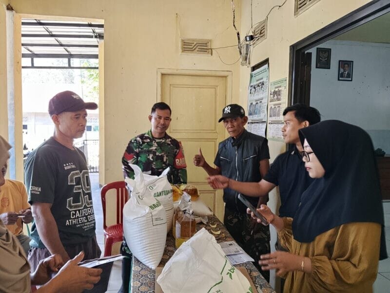 Babinsa Koramil 2201/Cisolok Salurkan Bantuan Sosial kepada Warga Desa Sukarame 1 Babinsa Koramil 2201/Cisolok Salurkan Bantuan Sosial kepada Warga Desa Sukarame