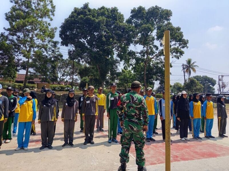 Babinsa Koramil 2205/Kalapanunggal Latih Calon Anggota Paskibra Tingkat Kecamatan