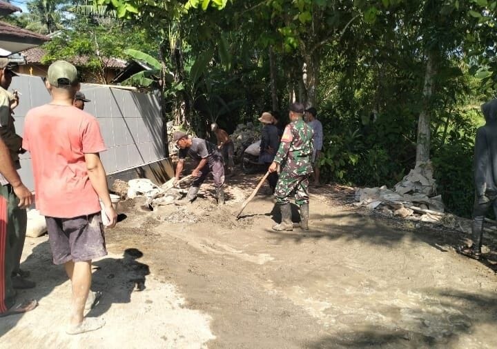 Babinsa Koramil 2210/Pabuaran Bersama Warga Laksanakan Karya Bhakti di Desa Ciwalat 5