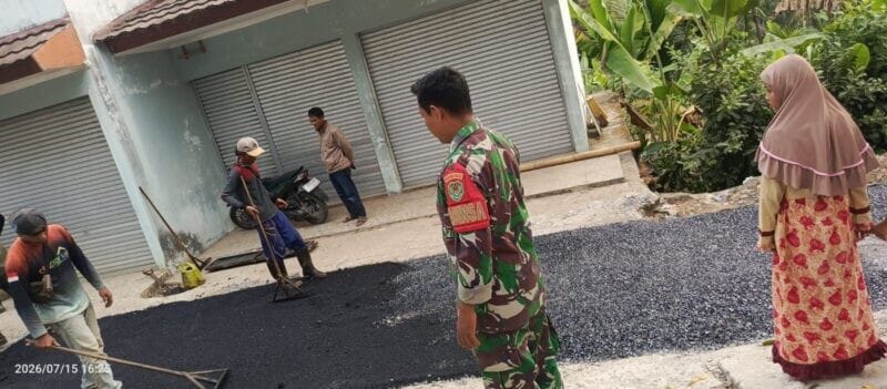 Babinsa Koramil 2201/Cisolok Bersama Warga Laksanakan Bakti Pengaspalan Jalan di Desa Caringin 4