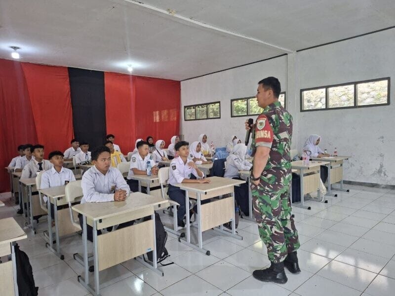 Babinsa Koramil 2208/Nyalindung Tanamkan Wawasan Kebangsaan dan Bela Negara kepada Pelajar MA Al-Masudiyah 8