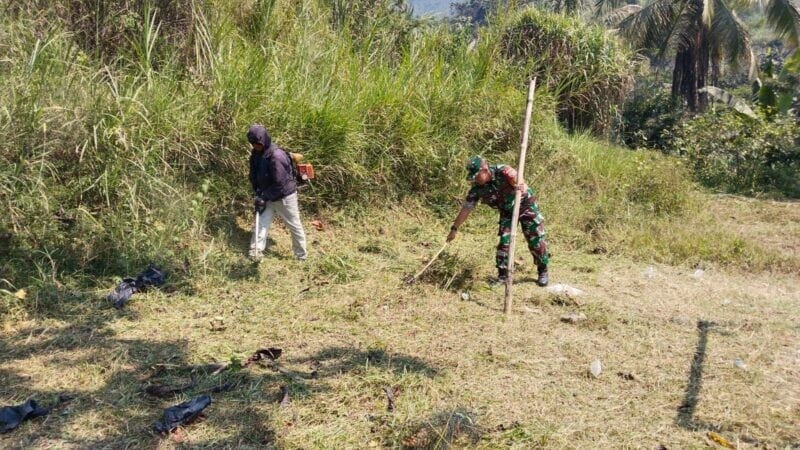 Babinsa Koramil 2208/Nyalindung Bersama Warga Laksanakan Pembersihan Lapangan Bola Voli 2