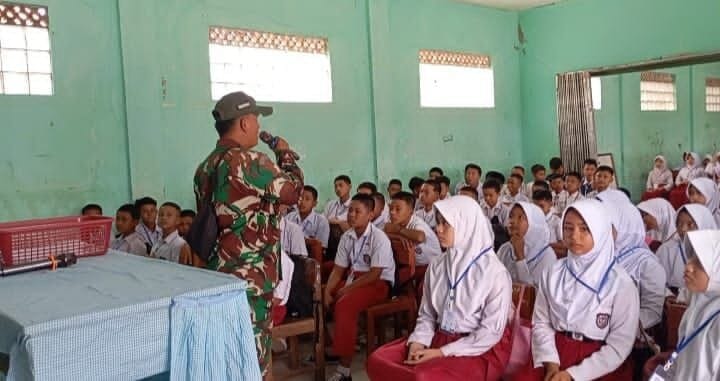 Babinsa Koramil 2212/Tegalbuleud Tanamkan Wawasan Kebangsaan kepada Siswa Baru SMPN 1 Tegalbuleud 7