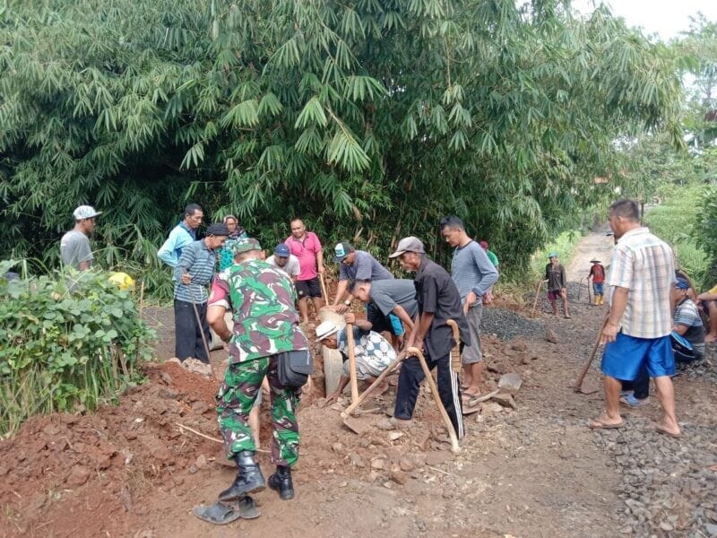 BABINSA KORAMIL 2205/KALAPANUNGGAL GOTONG ROYONG BERSAMA WARGA PERBAIKI JALAN KAMPUNG 1